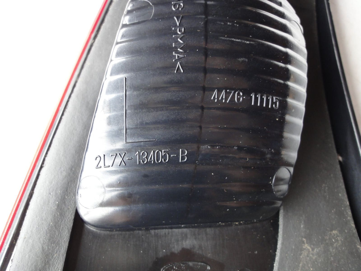 純正部品 03-06 リンカーン ナビゲーター テールライト tail lamp light 2L7X-1 Liftgate Mount 2(7枚目)