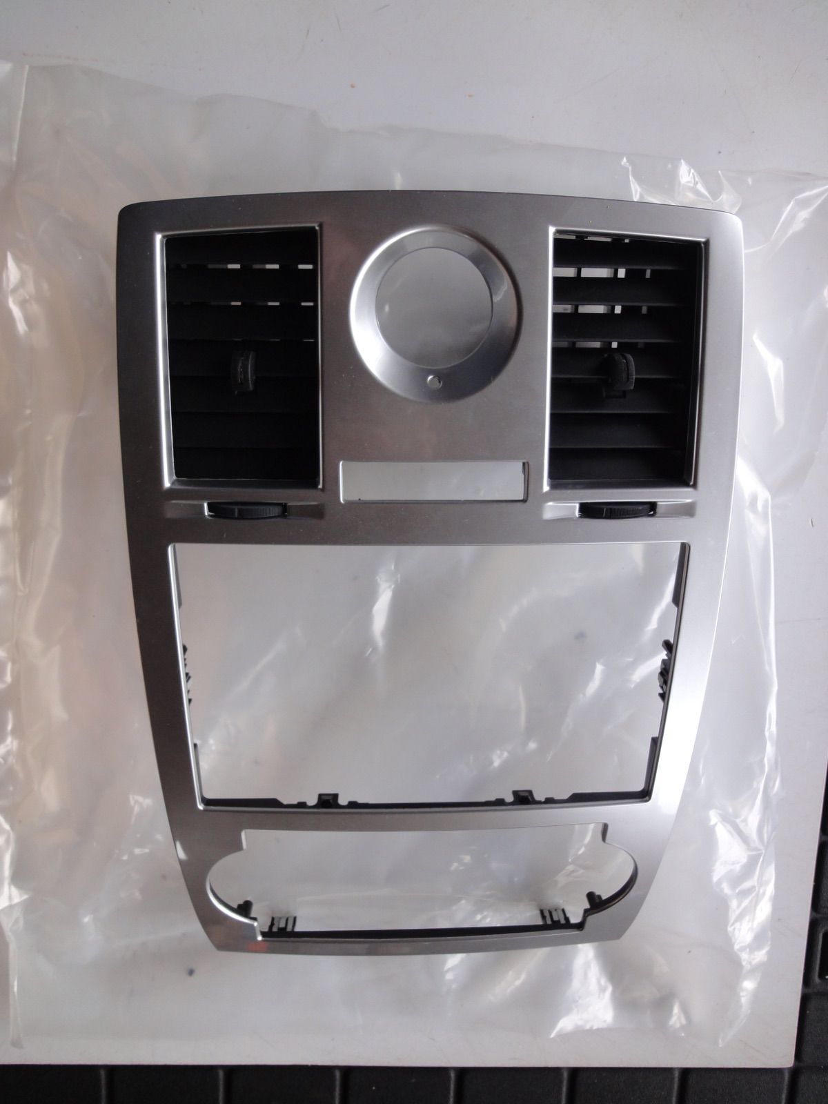 純正部品 05-07 クライスラー 300 インストルメント パネル ベゼル chrysler 300 0XB311ZBAA instrument panel bezel