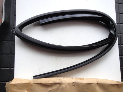 純正部品 97-00 シボレー GMC C2500 C2500 K2500 K3500 サバーバン キャデラック エスカレード リア ドア ウィンドウ ウェザーストリップ Rear Door Window Weatherstrip 15018503