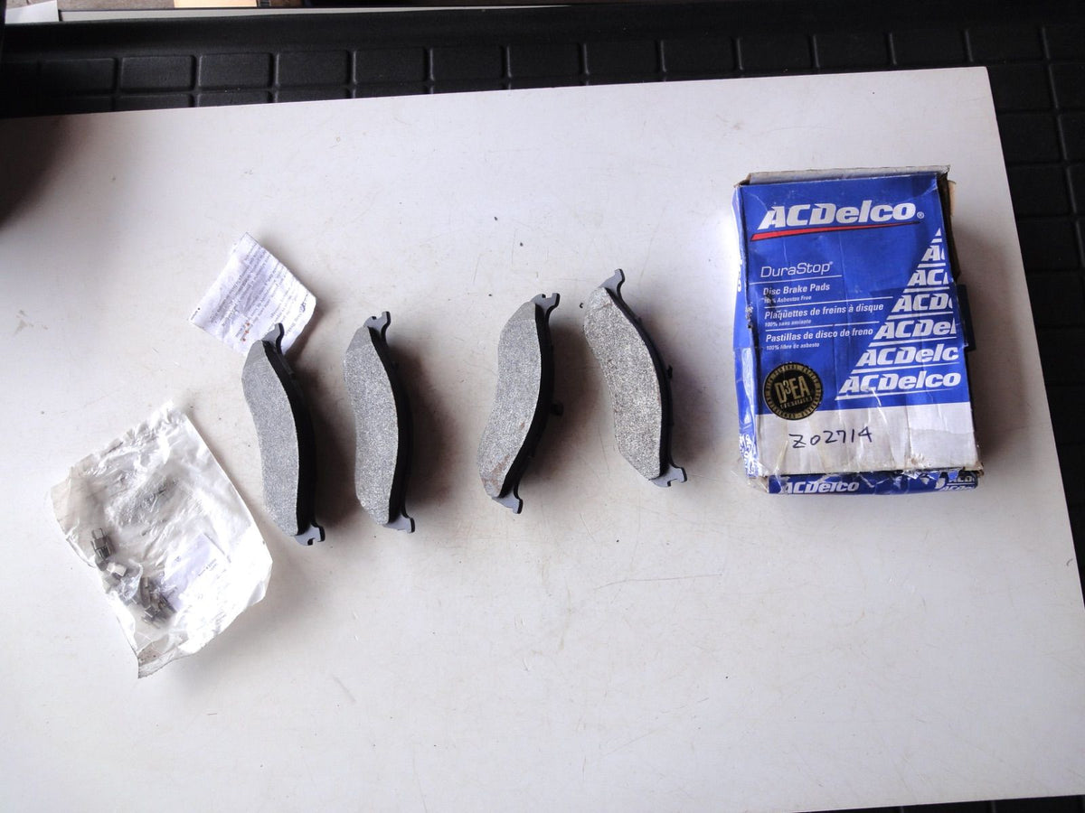純正部品 90-01 ジープ チェロキー グランドチェロキー ラングラー コマンチ 18029047 BRAKE PAD ブレーキパッド Jeep Cherok