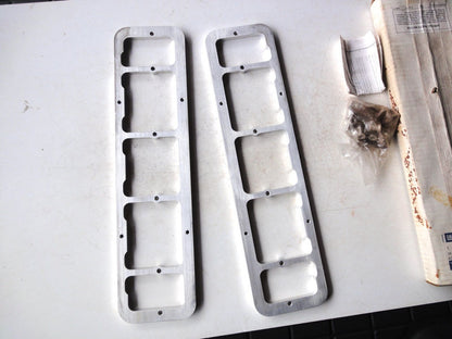 純正部品 SBC（シボレー スモール ブロック）エンジン バルブ カバー アダプター シリンダーヘッド 24502540 Valve Cover Adapter