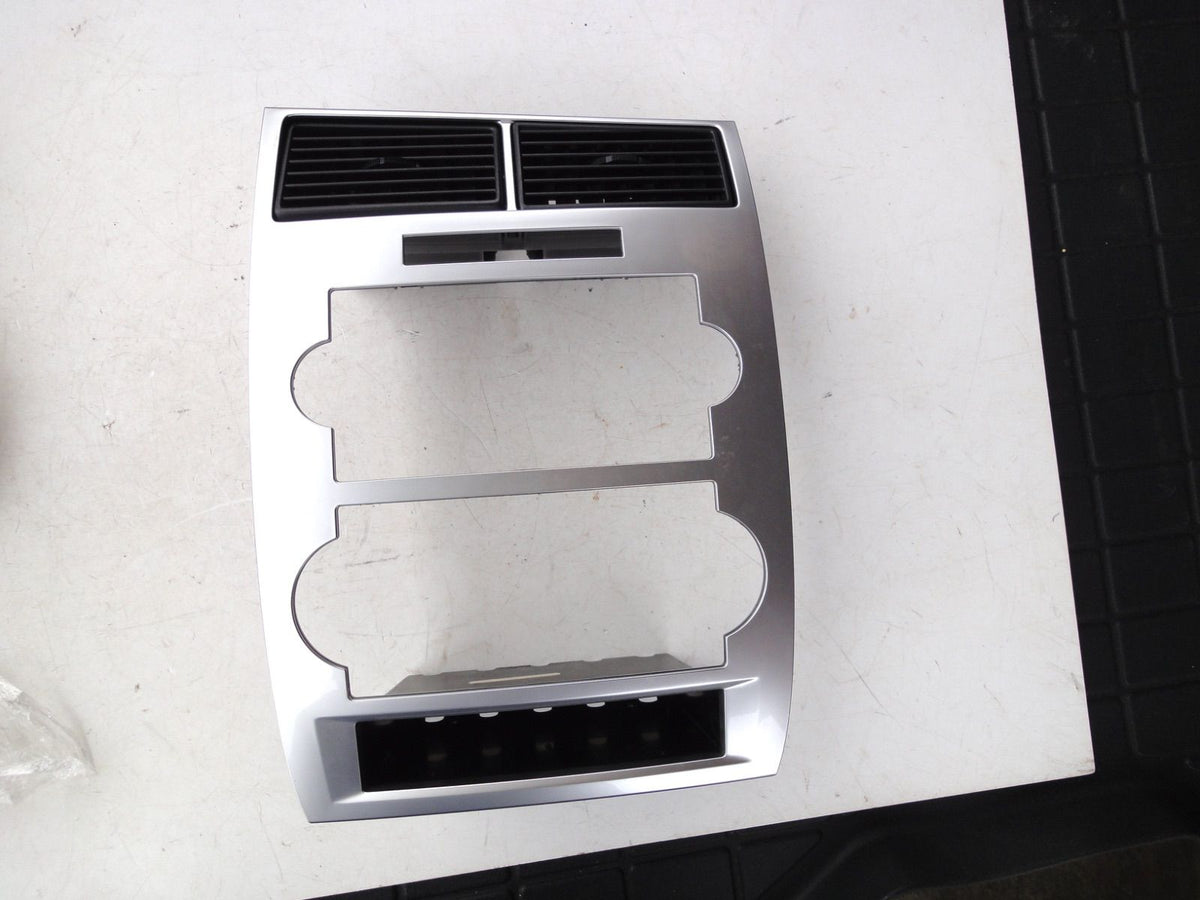 純正部品 05-07 ダッジ チャージャー マグナム インストルメント パネル ベゼル 6H436829 Dodge Charger/Magnum Instru