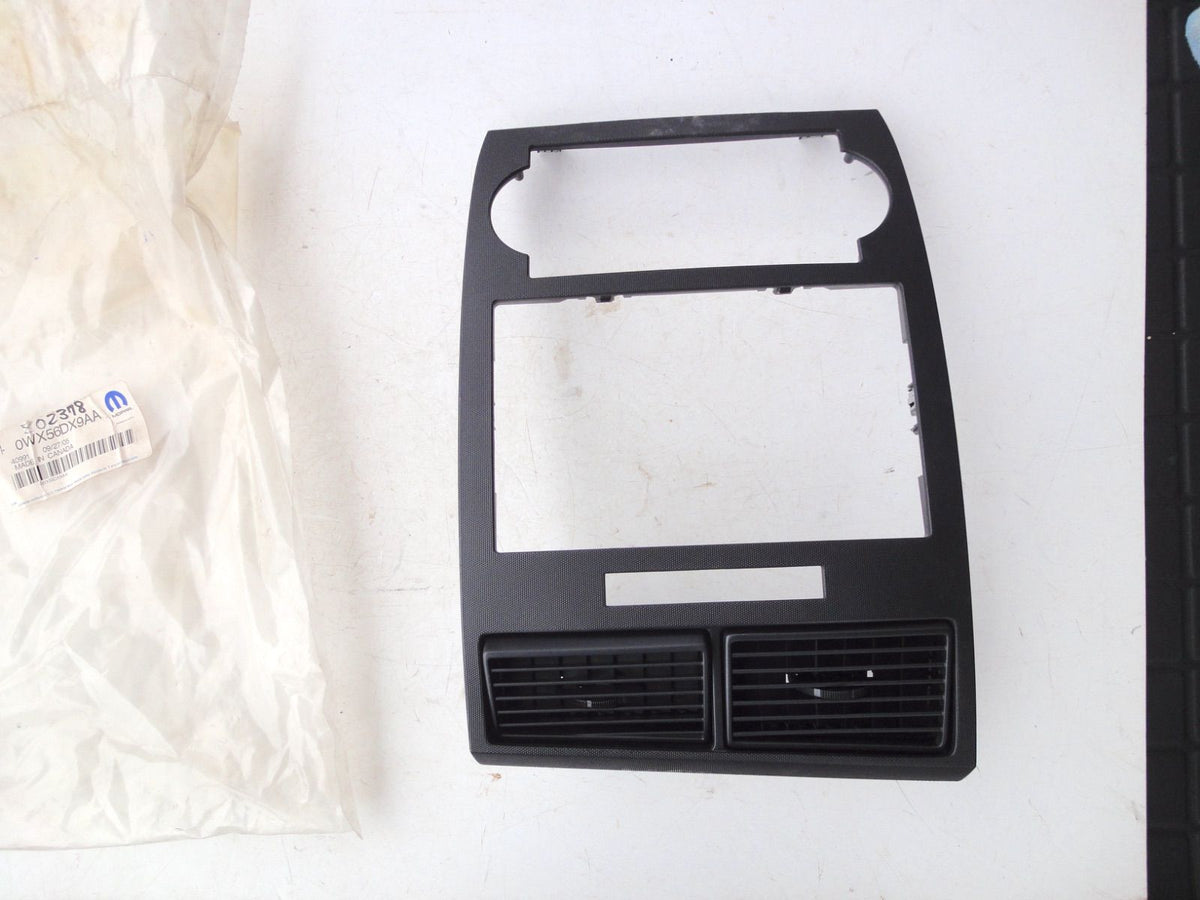 純正部品 05 ダッジ マグナム 0WX56DX9AA Dodge Magnum インストルメント パネル ベゼル ラジオ Instrument Panel B