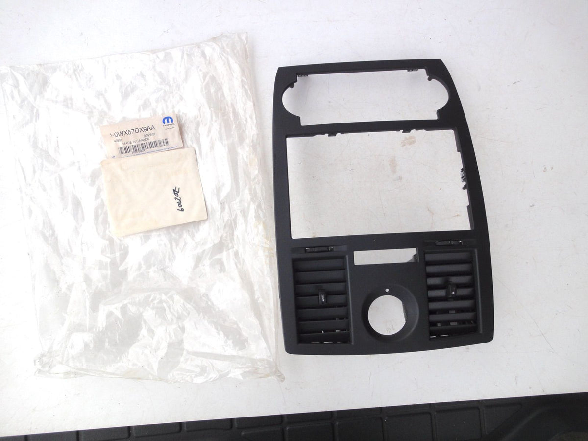 純正部品 05-06 クライスラー Chrysler 300 0WX57DX9AA インストルメント パネル ベゼル Instrument Panel Beze