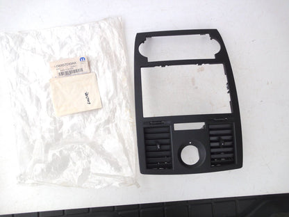 純正部品 05-06 クライスラー Chrysler 300 0WX57DX9AA インストルメント パネル ベゼル Instrument Panel Beze