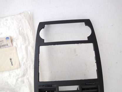 純正部品 05-06 クライスラー Chrysler 300 0WX57DX9AA インストルメント パネル ベゼル Instrument （2枚目）