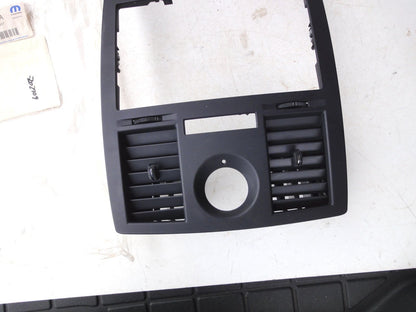 純正部品 05-06 クライスラー Chrysler 300 0WX57DX9AA インストルメント パネル ベゼル Instrument （3枚目）