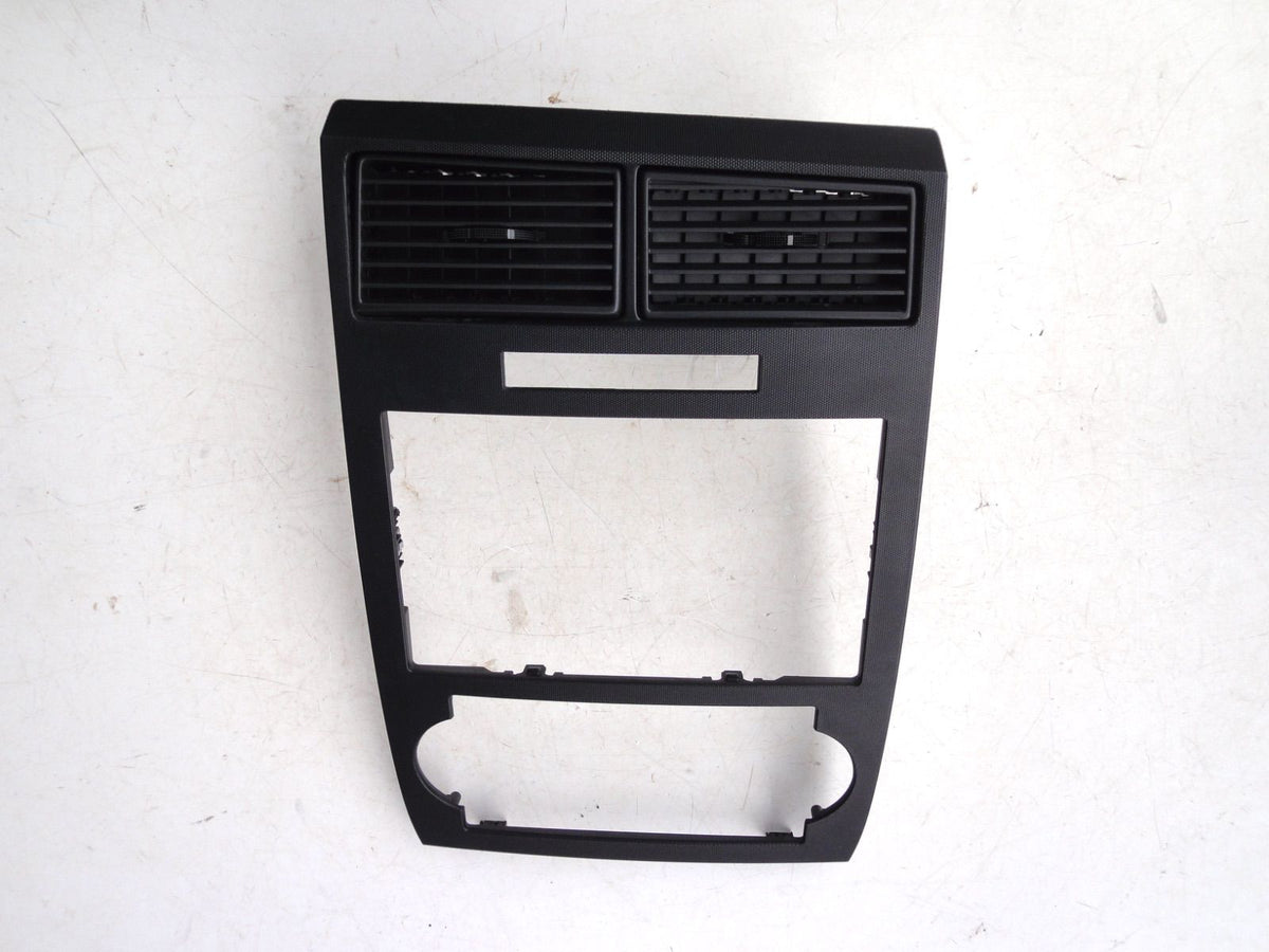 純正部品 05 ダッジ マグナム 0WX56DX9AA Dodge Magnum インストルメント パネル ベゼル ラジオ Instrument Panel B