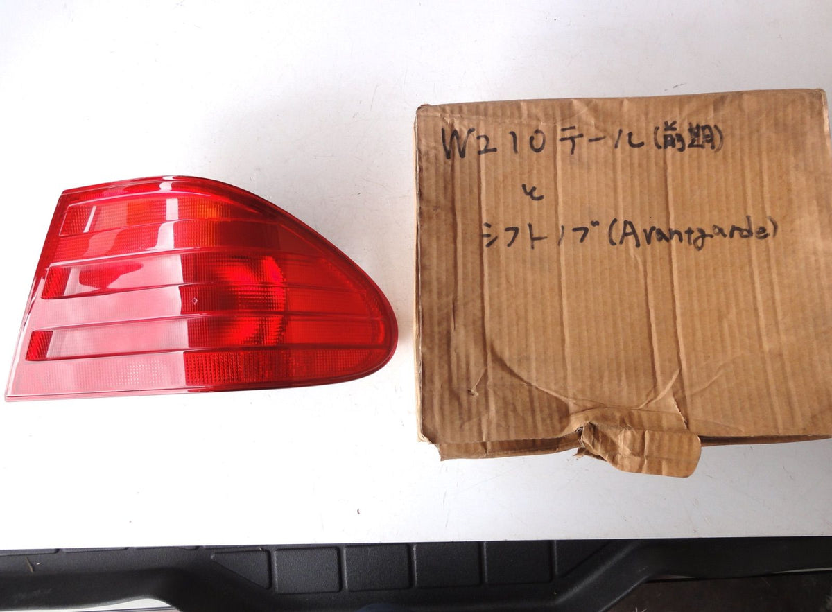 純正部品 メルセデス ベンツ W210 テールランプ 右側 A 2108204464 MERCEDES benz W210 tail lam（2枚目）
