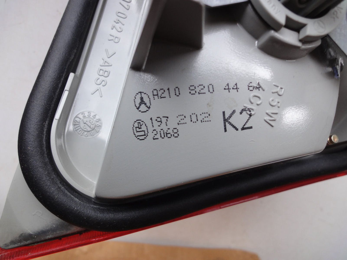 純正部品 メルセデス ベンツ W210 テールランプ 右側 A 2108204464 MERCEDES benz W210 tail lam（6枚目）