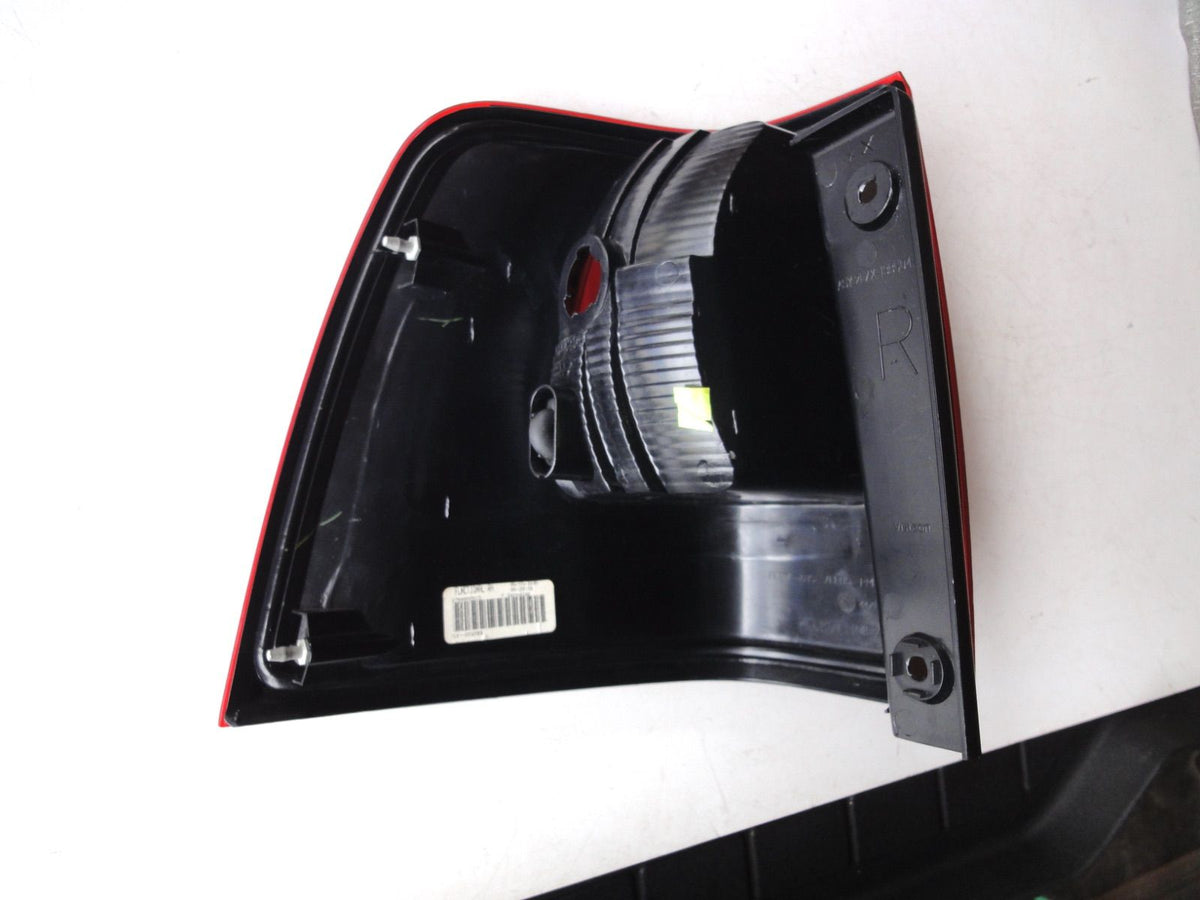 純正部品 03-06 右 リンカーン ナビゲーター テールランプ ライト 2L7X-13B504-A RH TAIL LAMP LIGHT （4枚目）