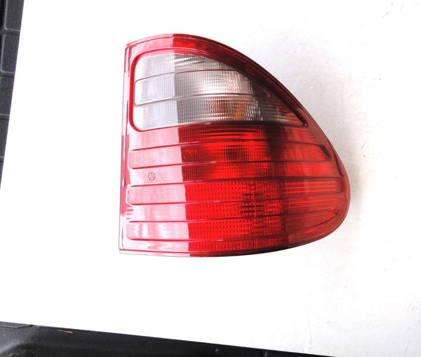 純正部品 右 A 2108204864 W210 Eクラス テールライト テールランプ メルセデスベンツ Mercedes-Benz E-Class Tail Light / Tail Lamp