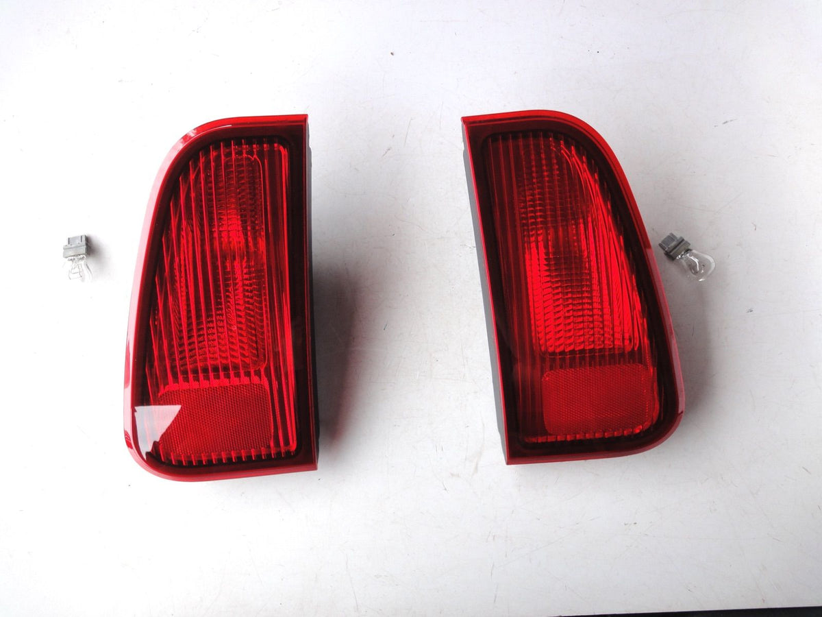 純正部品 03-06 リンカーン ナビゲーター テールライト tail lamp light 2L7X-1 Liftgate Mount 2L7X-13404-