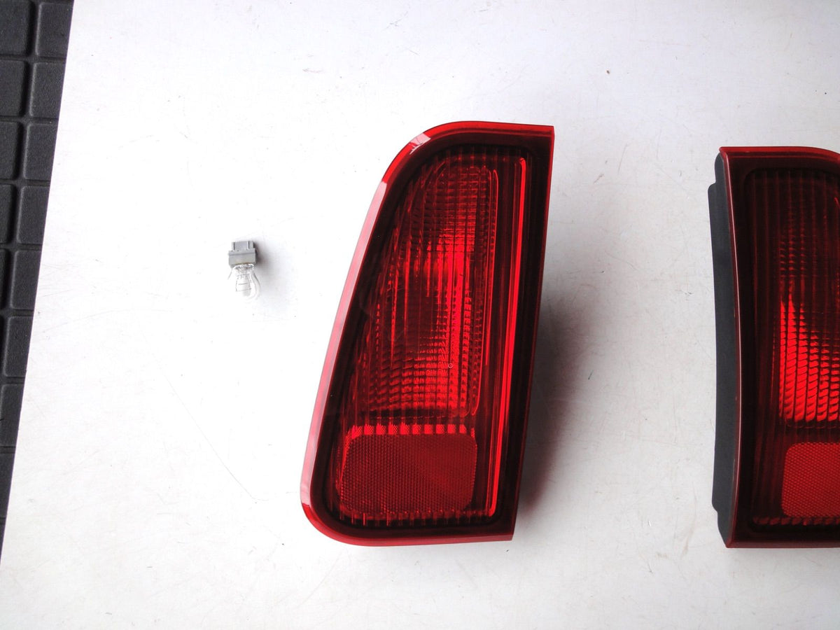 純正部品 03-06 リンカーン ナビゲーター テールライト tail lamp light 2L7X-1 Liftgate Mount 2（3枚目）