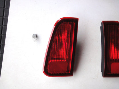 純正部品 03-06 リンカーン ナビゲーター テールライト tail lamp light 2L7X-1 Liftgate Mount 2（3枚目）