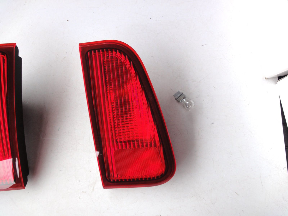 純正部品 03-06 リンカーン ナビゲーター テールライト tail lamp light 2L7X-1 Liftgate Mount 2（4枚目）