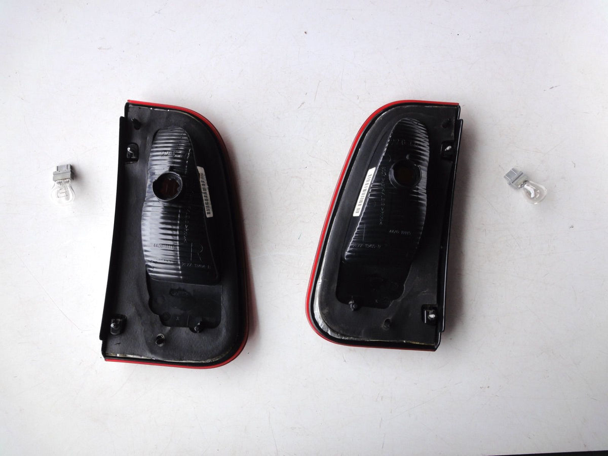 純正部品 03-06 リンカーン ナビゲーター テールライト tail lamp light 2L7X-1 Liftgate Mount 2（5枚目）