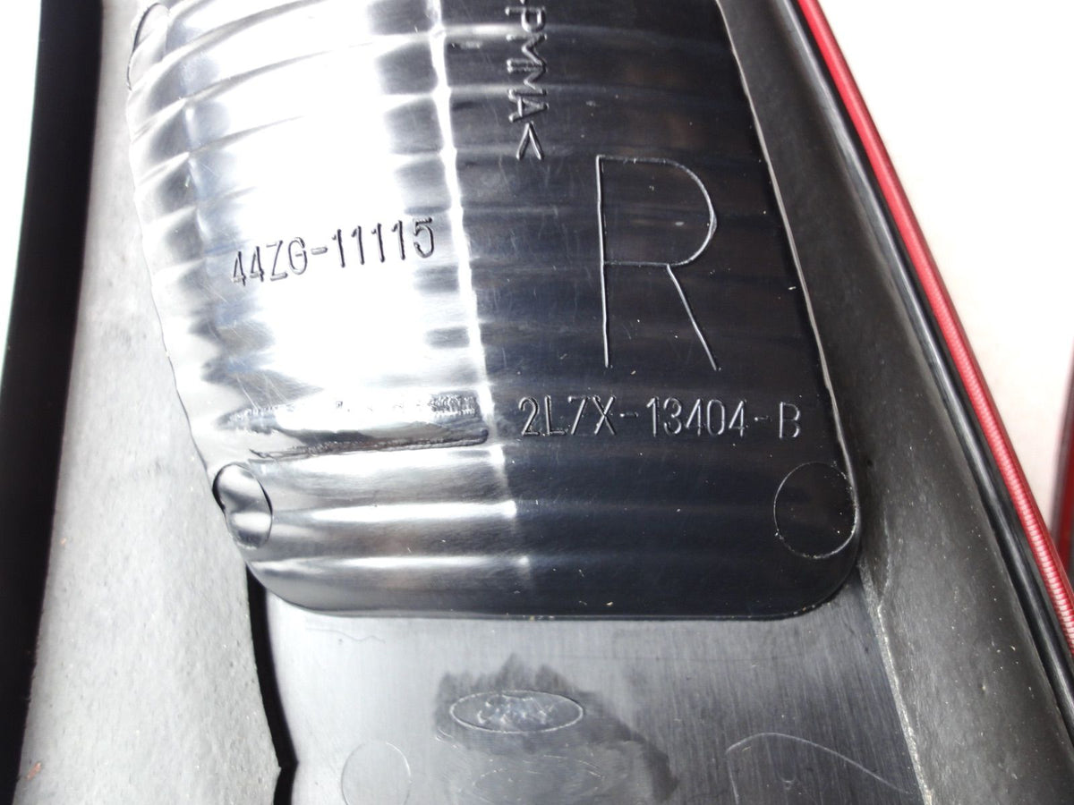 純正部品 03-06 リンカーン ナビゲーター テールライト tail lamp light 2L7X-1 Liftgate Mount 2（6枚目）