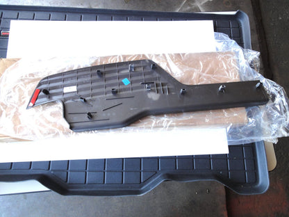 純正部品 02-06 キャデラック エスカレード EXT シボレー アバランチ リア バンパー ステップ パッド Cadillac Esca（2枚目）