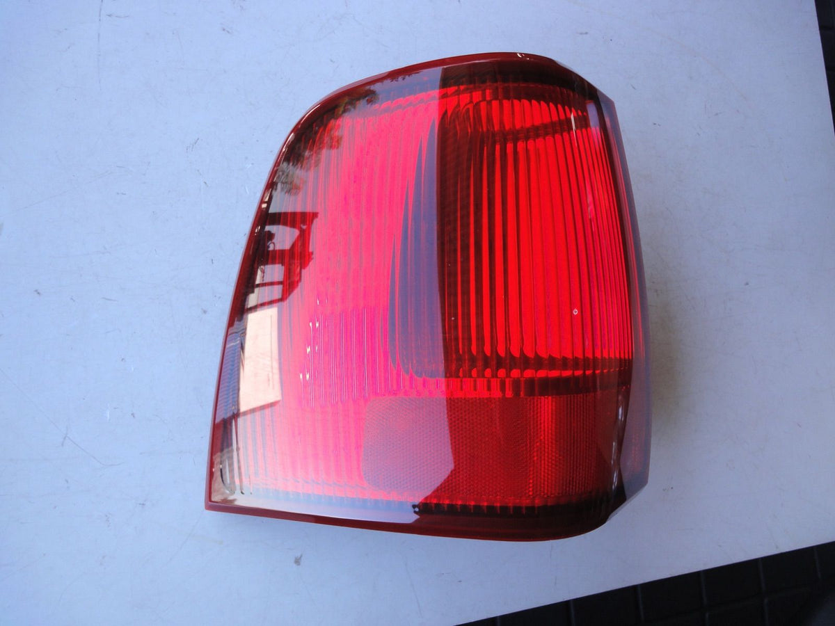 純正部品 03-06 左 リンカーン ナビゲーター テールランプ ライト Lincoln Navigator tail lamp light（4枚目）
