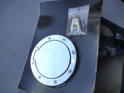 USA 未開封 AMI 6044C ダッジ デュランゴ ビレット フューエル ドア キャップ billet fuel door CAP DO（3枚目）
