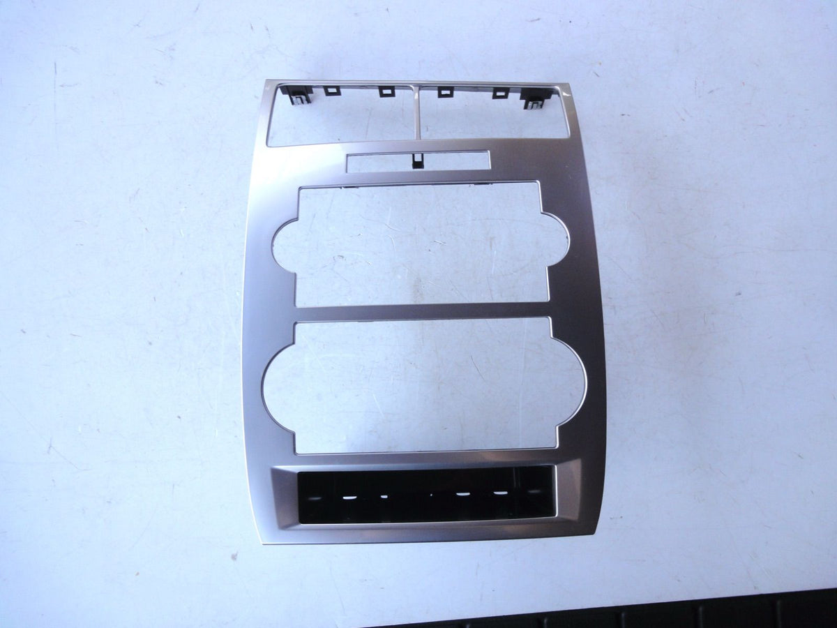 ダッジ チャージャー マグナム クライスラー 300C 8138570 センターパネル トリム ベゼル シルバー カラー Center Pa（2枚目）