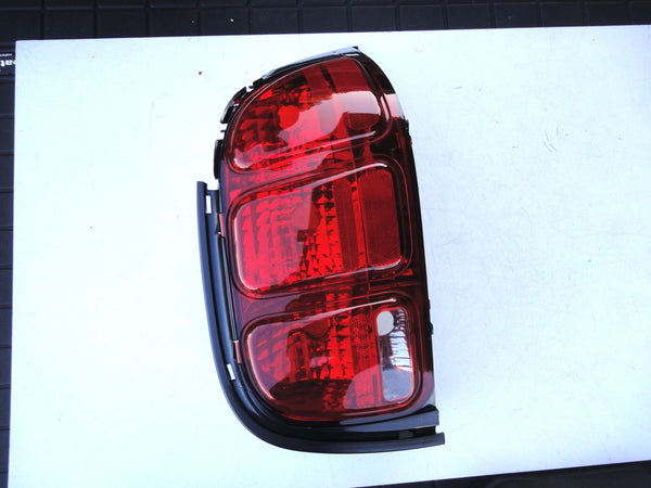 純正部品 右 フォード マスタング テール ライト ランプ RH TAIL LAMP LIGHT Ford Mustang F7ZZ-13404-CA