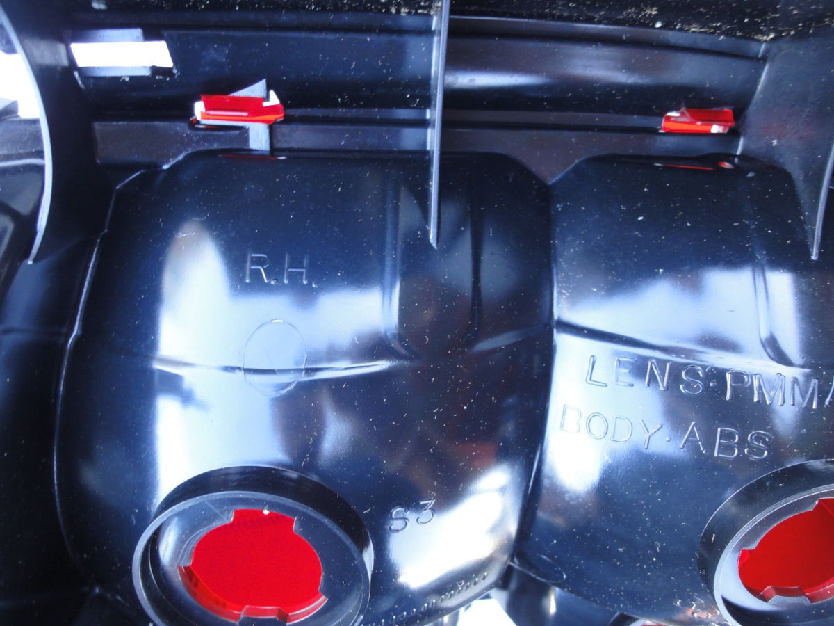 純正部品 右 フォード マスタング テール ライト ランプ RH TAIL LAMP LIGHT Ford Mustang F7ZZ-134（6枚目）