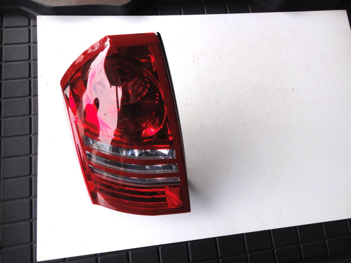 純正部品 05-07 クライスラー 300 300C テールランプ 04805853AD 4805853AD Chrysler 300 30（2枚目）