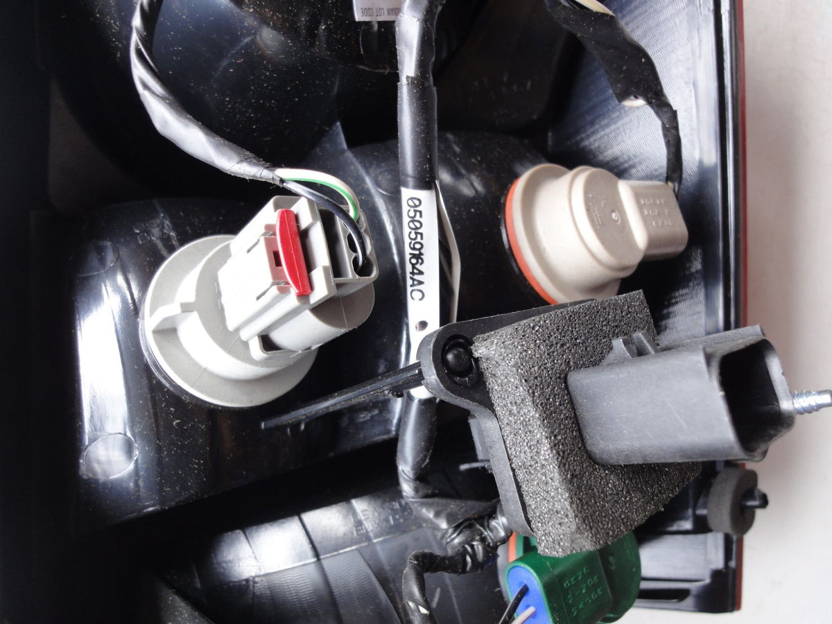 純正部品 05-07 クライスラー 300 300C テールランプ 04805853AD 4805853AD Chrysler 300 30（5枚目）