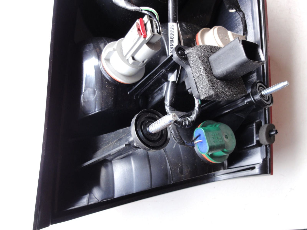 純正部品 05-07 クライスラー 300 300C テールランプ 04805853AD 4805853AD Chrysler 300 30（6枚目）
