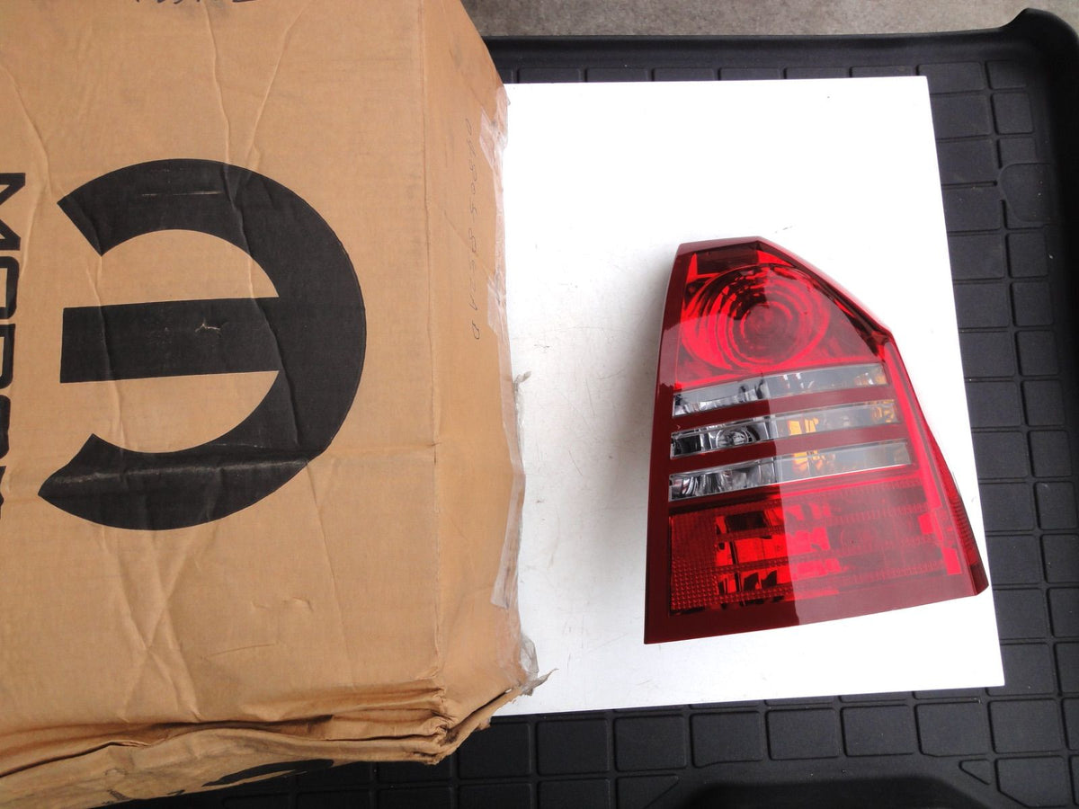 純正部品 05-07 クライスラー 300 300C テールランプ 04805852AD 4805852AD Chrysler 300 30（2枚目）