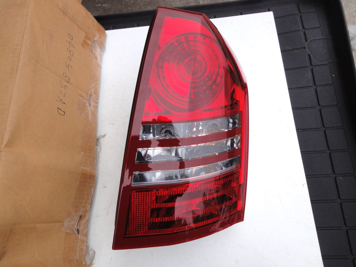純正部品 05-07 クライスラー 300 300C テールランプ 04805852AD 4805852AD Chrysler 300 30（3枚目）