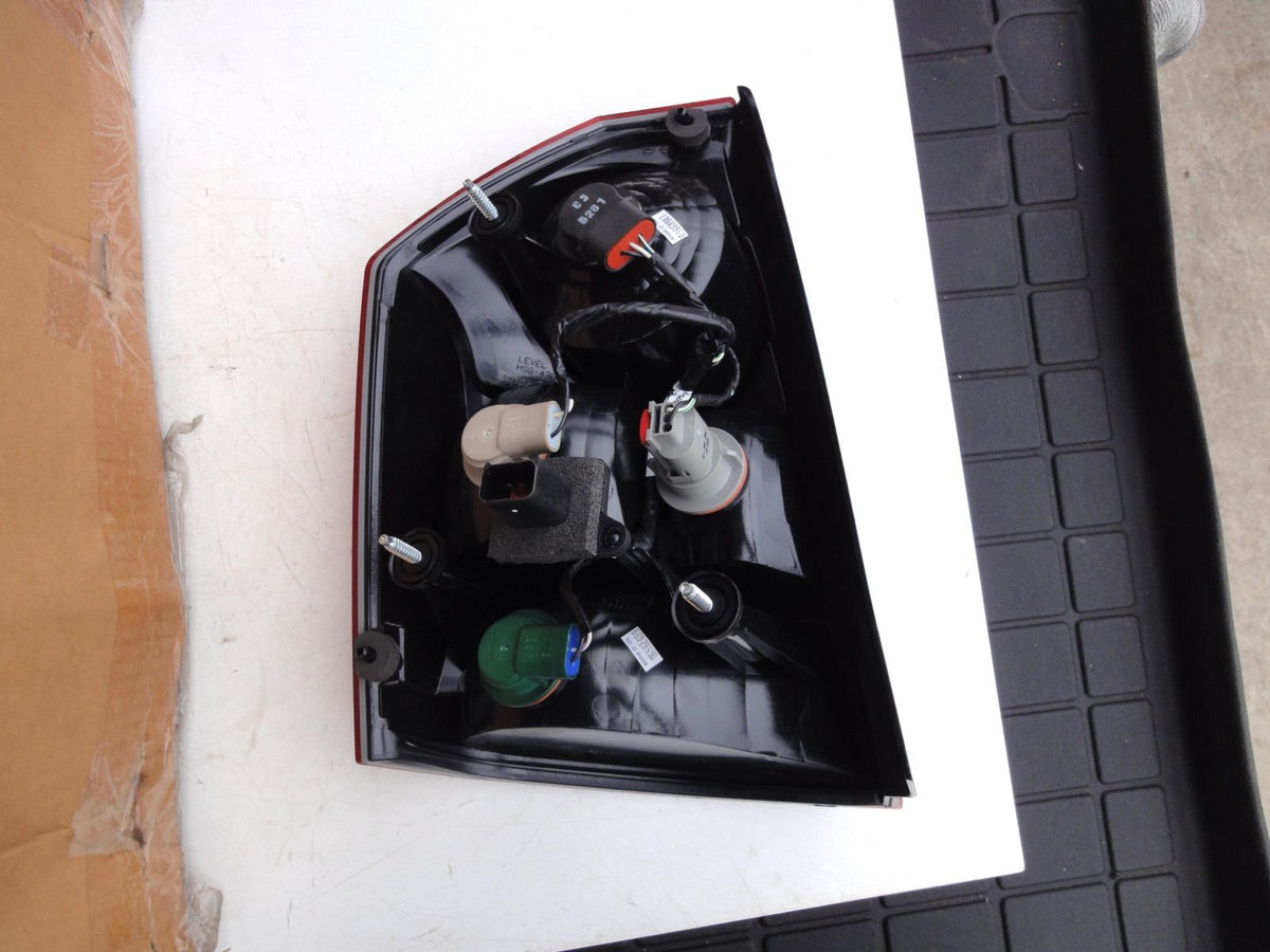 純正部品 05-07 クライスラー 300 300C テールランプ 04805852AD 4805852AD Chrysler 300 30（4枚目）