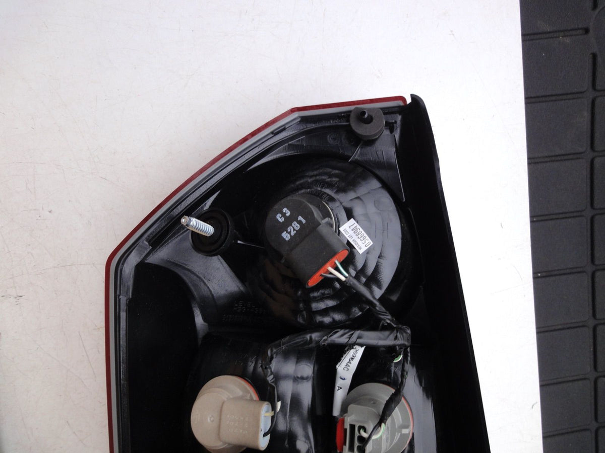 純正部品 05-07 クライスラー 300 300C テールランプ 04805852AD 4805852AD Chrysler 300 30（5枚目）