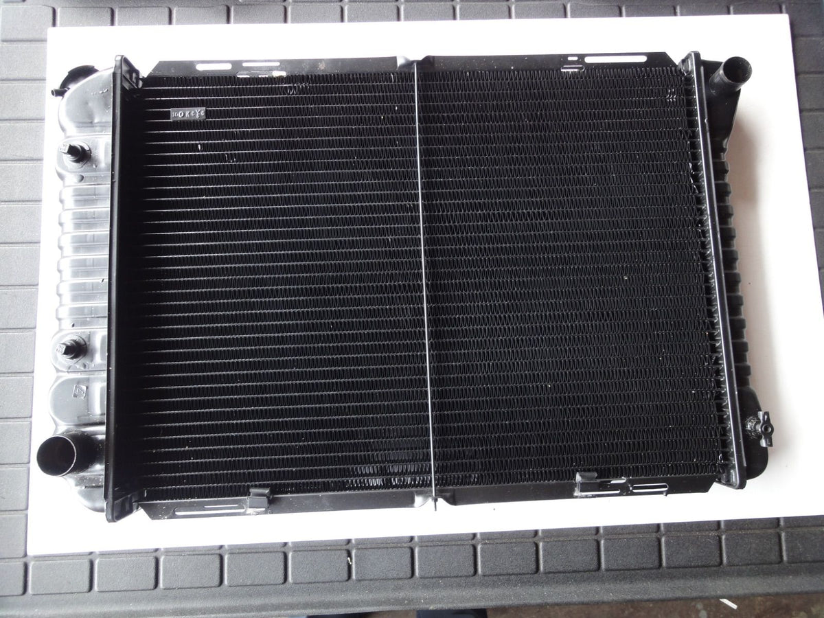 80-93 マーキュリー クーガー マーキー カプリ フォード LTD サンダーバード フェアモント マスタング ラジエーター VT556 RADIATOR F
