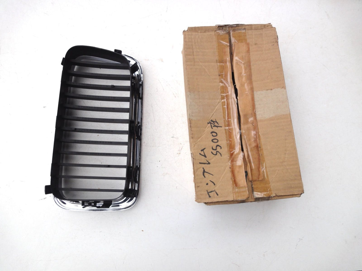 純正部品 フロント グリル 右側 中央部ブラック 740i、740iL、728i BMW 51.13-8125812 BMW 7シリーズ E（2枚目）