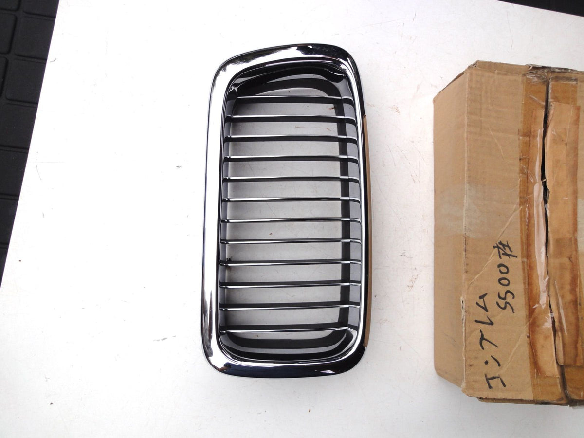 純正部品 フロント グリル 右側 中央部ブラック 740i、740iL、728i BMW 51.13-8125812 BMW 7シリーズ E38 5113812