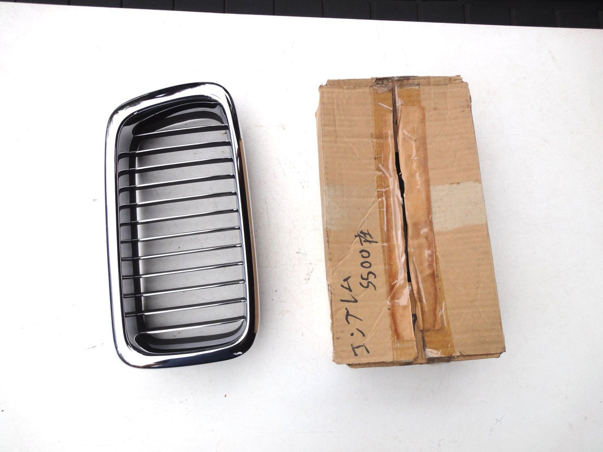 純正部品 フロント グリル 右側 中央部ブラック 740i、740iL、728i BMW 51.13-8125812 BMW 7シリーズ E（3枚目）