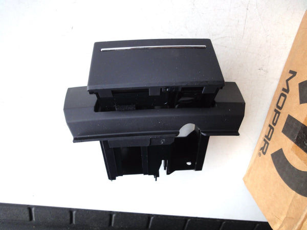 純正部品 05-06 クライスラー 300 ダッジ チャージャー マグナム 灰皿 Dodge Charger Magnum Chrysler 300 4595969AB Ash Receiver