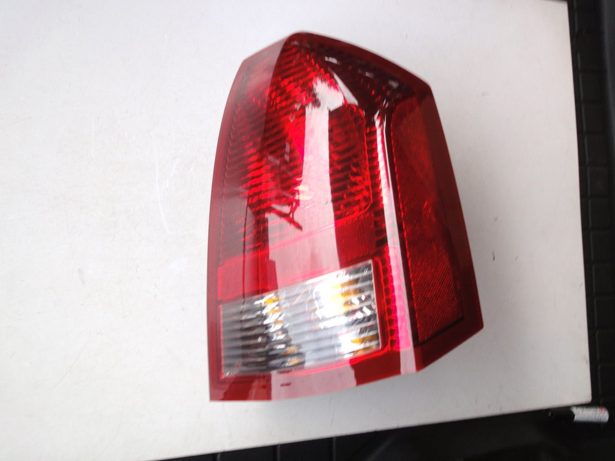 純正部品 05-07 右 クライスラー 300 300C テール ライト ランプ 4805852AC Chrysler 300 300C T（4枚目）