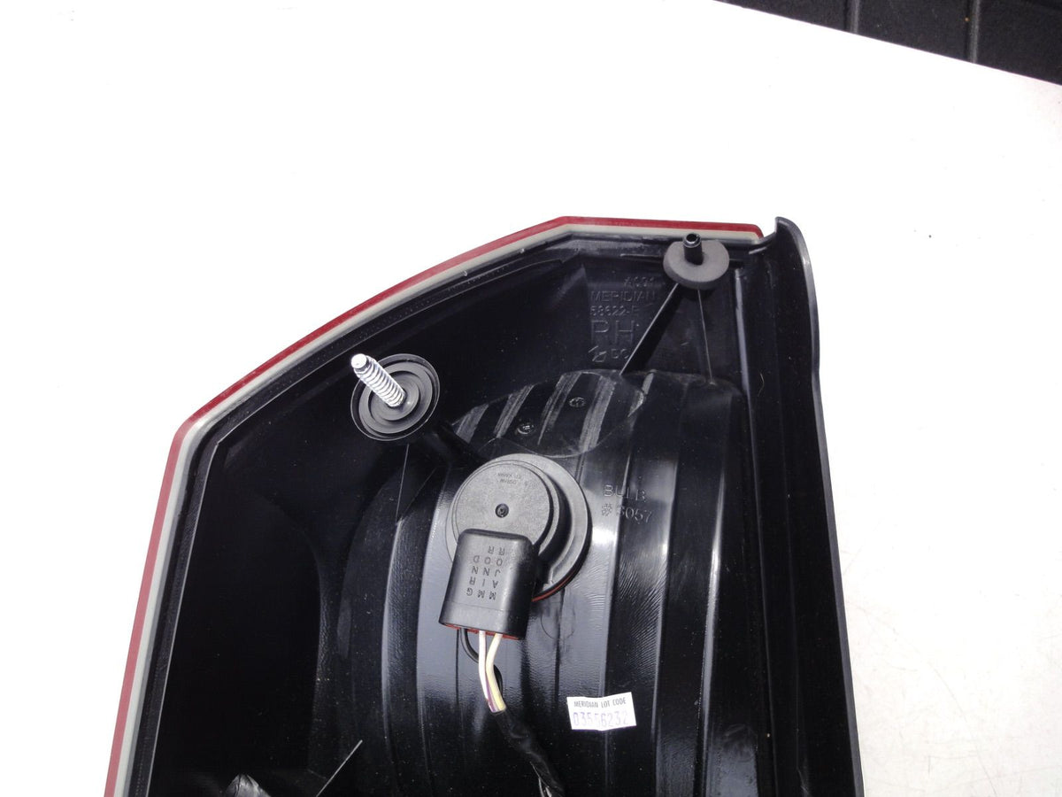 純正部品 05-07 右 クライスラー 300 300C テール ライト ランプ 4805852AC Chrysler 300 300C T（7枚目）