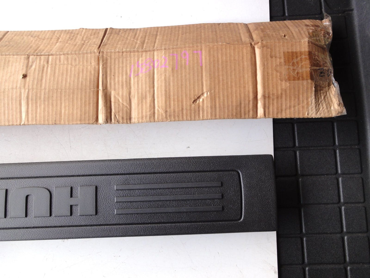 純正部品 06-10 ハマー H3 H3T リアフロア リアトリムプレート リア カーゴ スカッフ プレート 15802797 hummer（2枚目）