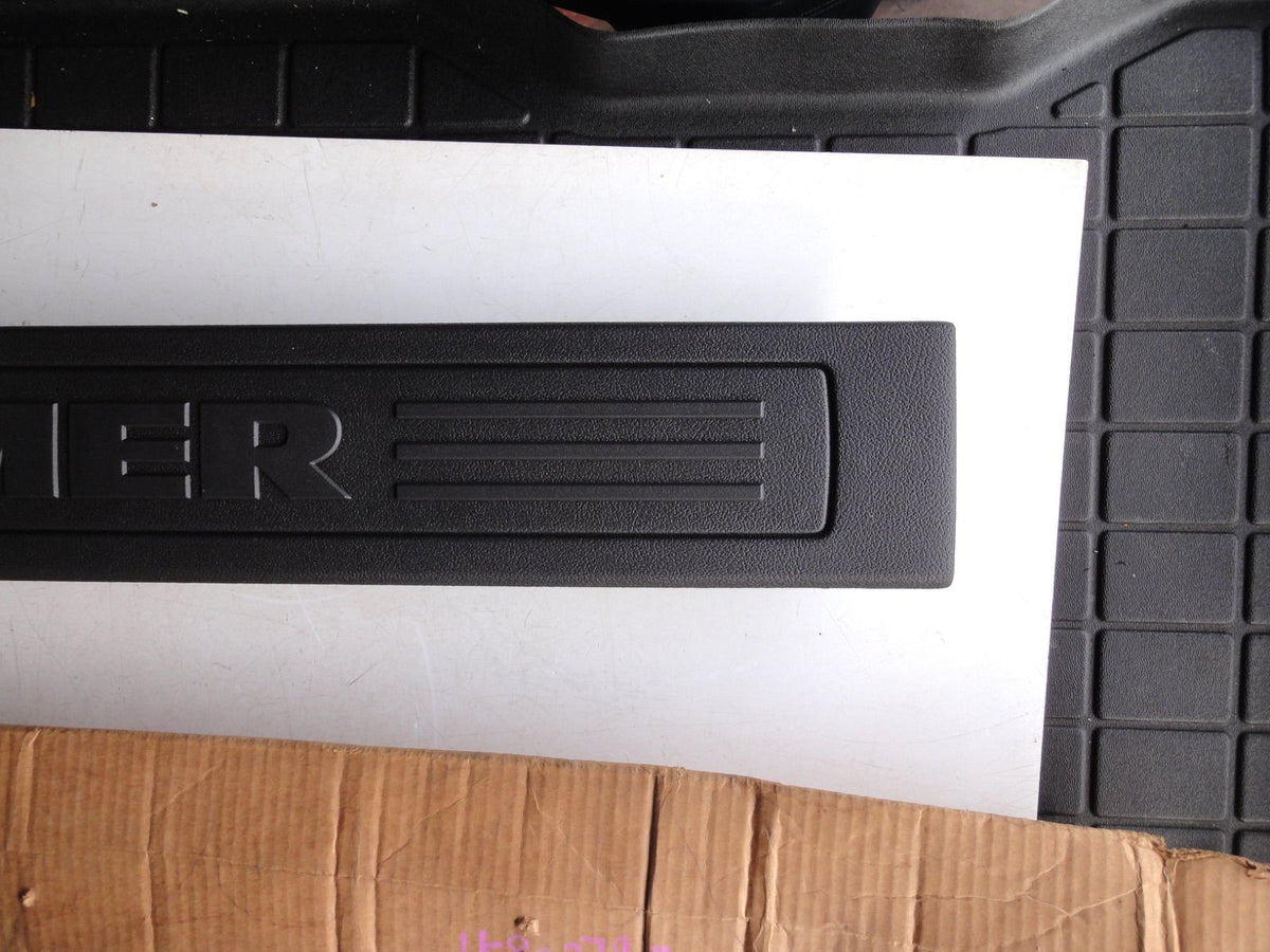 純正部品 06-10 ハマー H3 H3T リアフロア リアトリムプレート リア カーゴ スカッフ プレート 15802797 hummer（5枚目）