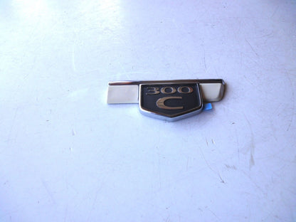 純正部品 クライスラー 300C 300 助手席側 リア フェンダー エンブレム 左 Chrysler 300C Rear Fender Emblem 0ZH3