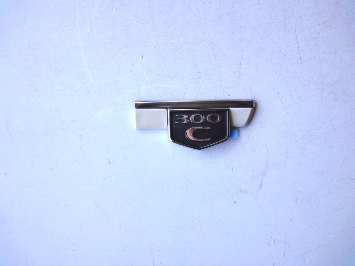 純正部品 クライスラー 300C 300 助手席側 リア フェンダー エンブレム 左 Chrysler 300C Rear Fender E（2枚目）
