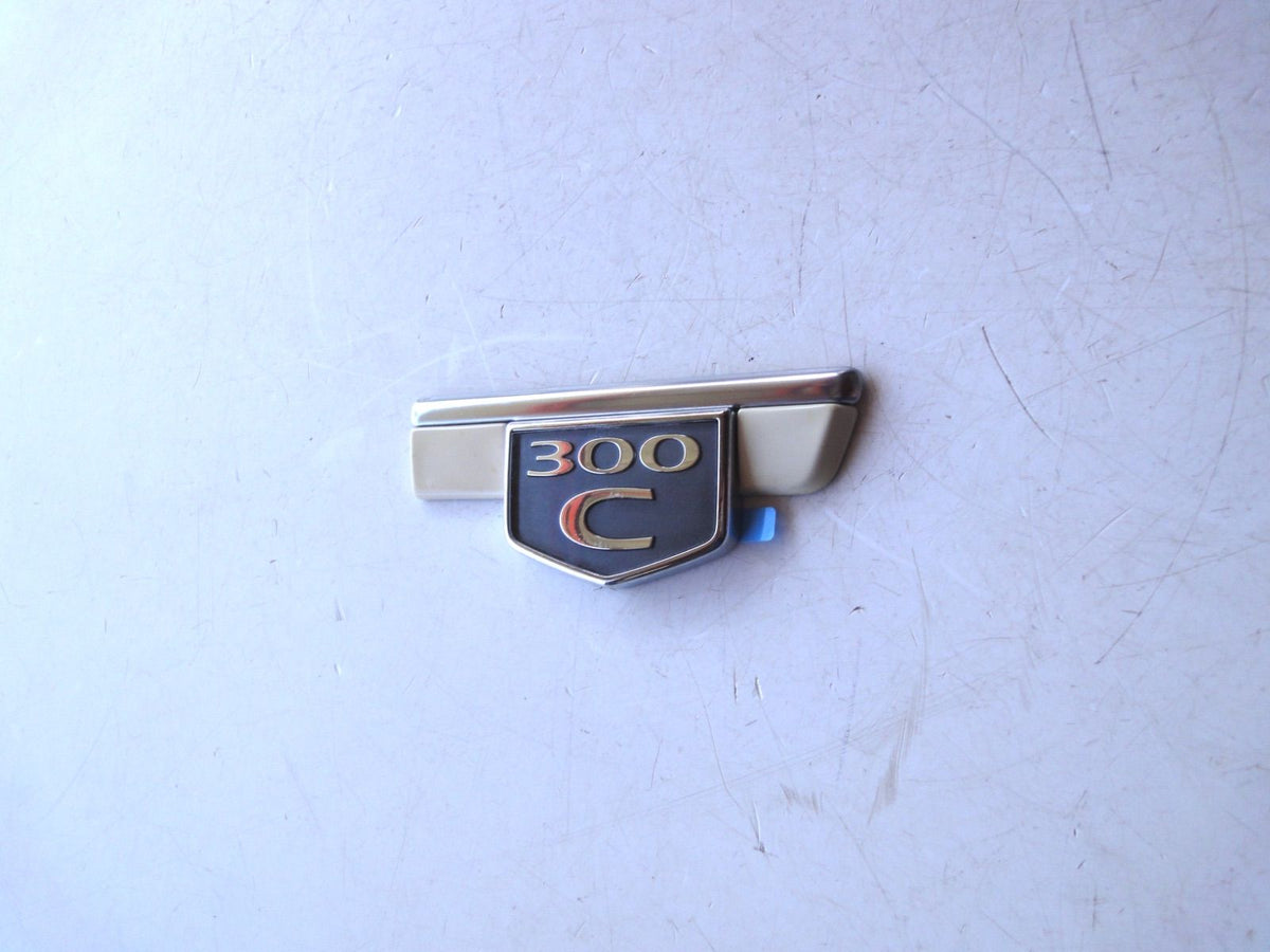 純正部品 クライスラー 300C 300 助手席側 リア フェンダー エンブレム 左 Chrysler 300C Rear Fender E（3枚目）