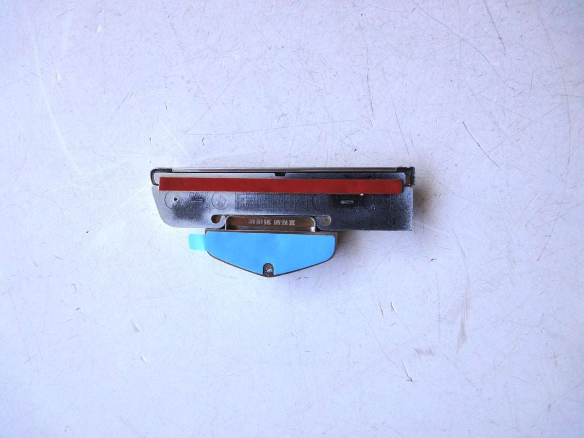 純正部品 クライスラー 300C 300 助手席側 リア フェンダー エンブレム 左 Chrysler 300C Rear Fender E（4枚目）
