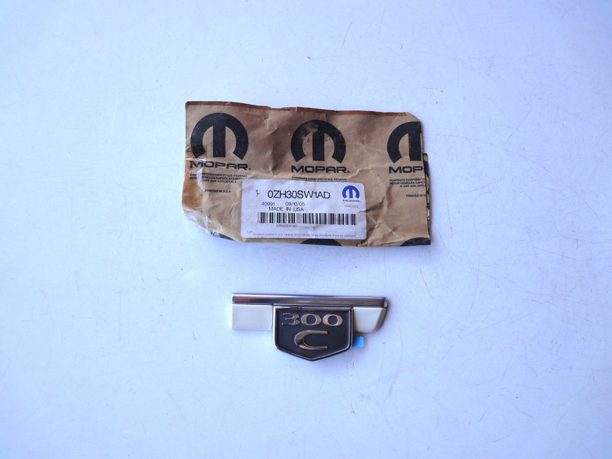 純正部品 クライスラー 300C 300 助手席側 リア フェンダー エンブレム 左 Chrysler 300C Rear Fender E（5枚目）