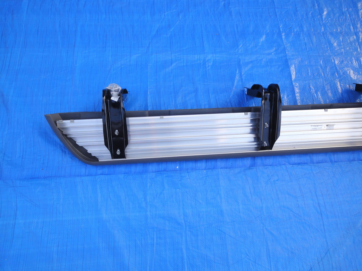 純正部品 02 シボレー サバーバン アバランチ 助手席 ランニング ボード ステップ 12490925 PASSENGER SIDE RUNNING BOARD Step